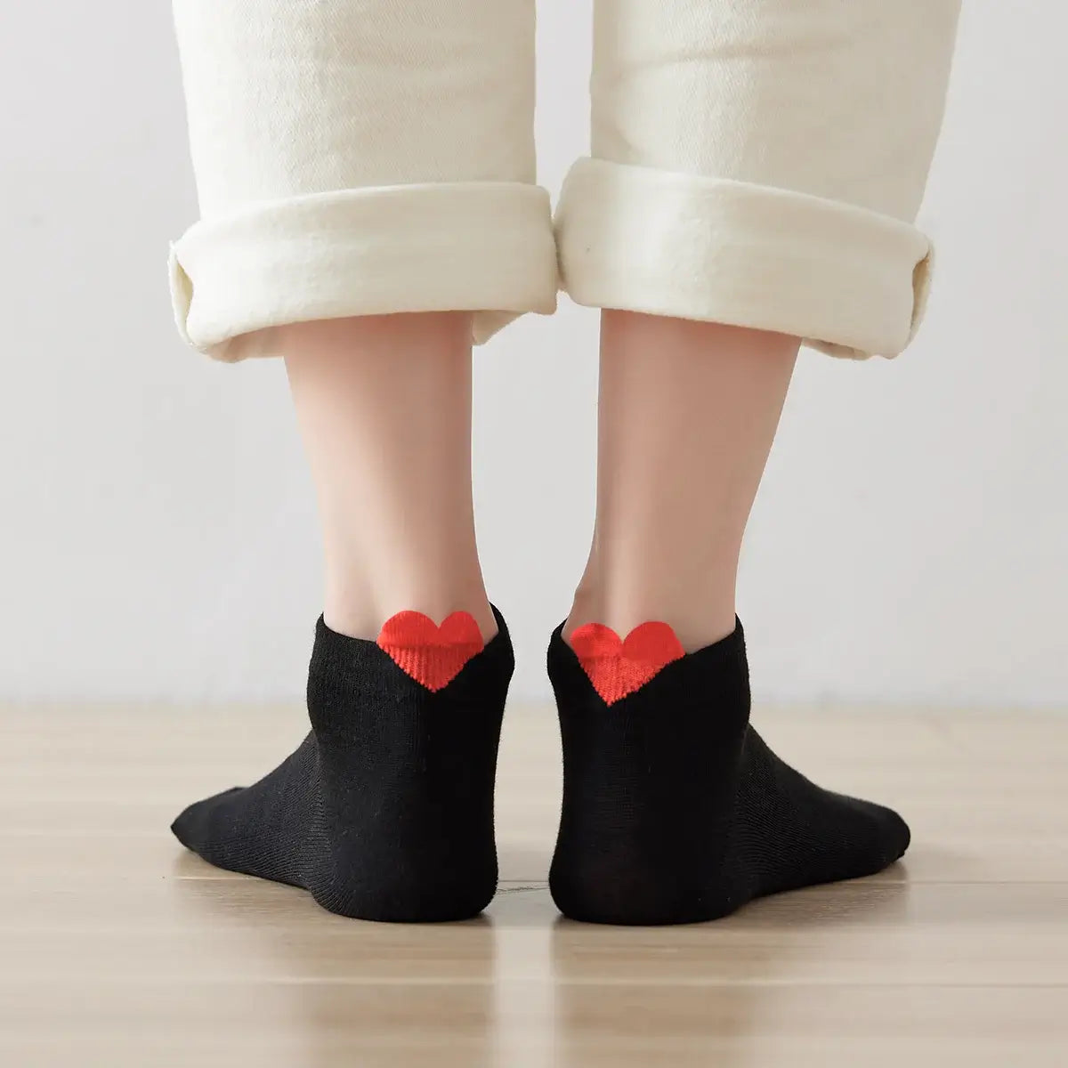 Lot de 5 socquettes unies avec languette cœur brodé.