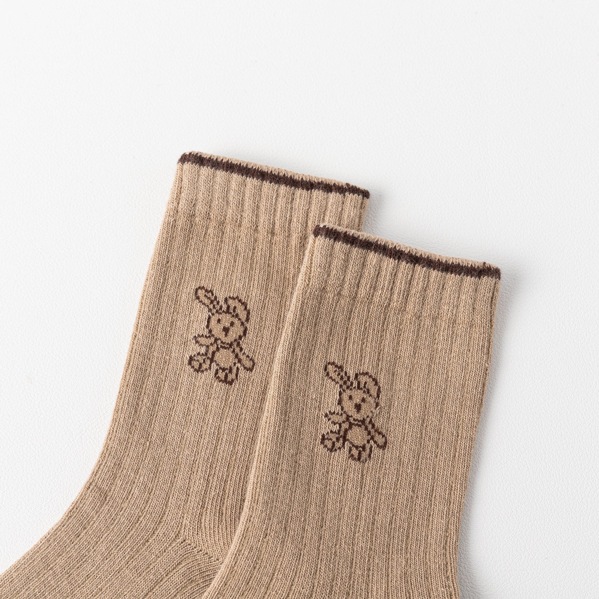 Lot de 5 chaussettes hautes fille avec motif lapin. Douces, chaudes et extensibles, parfaites de 12 mois à 12 ans pour un look mignon et confortable.