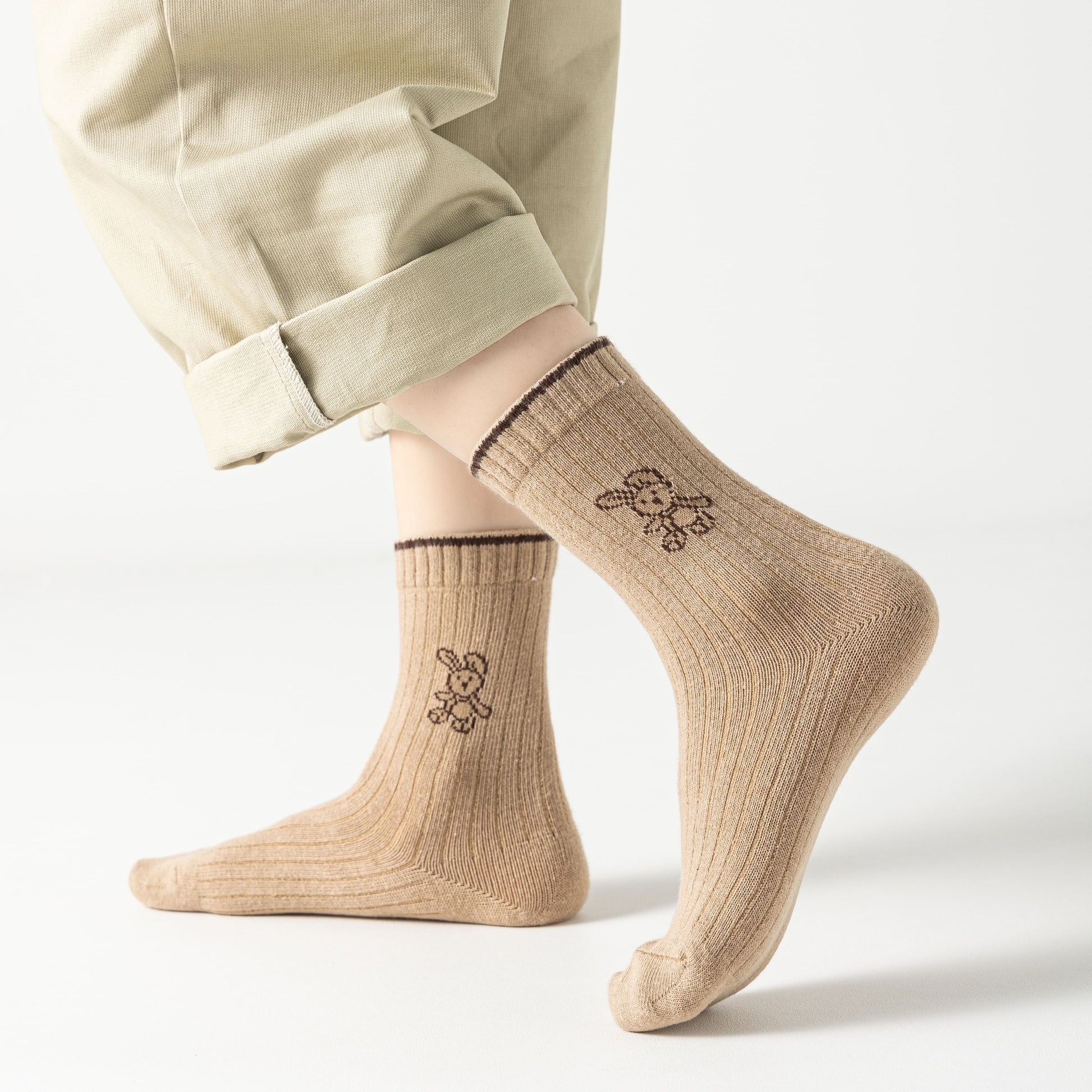 Lot de 5 chaussettes hautes fille avec motif lapin. Douces, chaudes et extensibles, parfaites de 12 mois à 12 ans pour un look mignon et confortable.