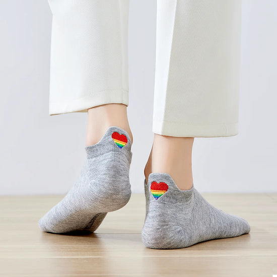 Lot de 5 chaussettes avec languette cœur arc-en-ciel.