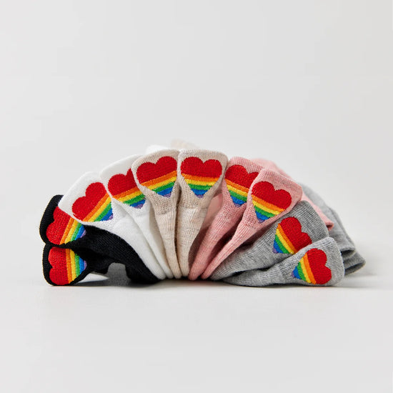 Lot de 5 chaussettes avec languette cœur arc-en-ciel.