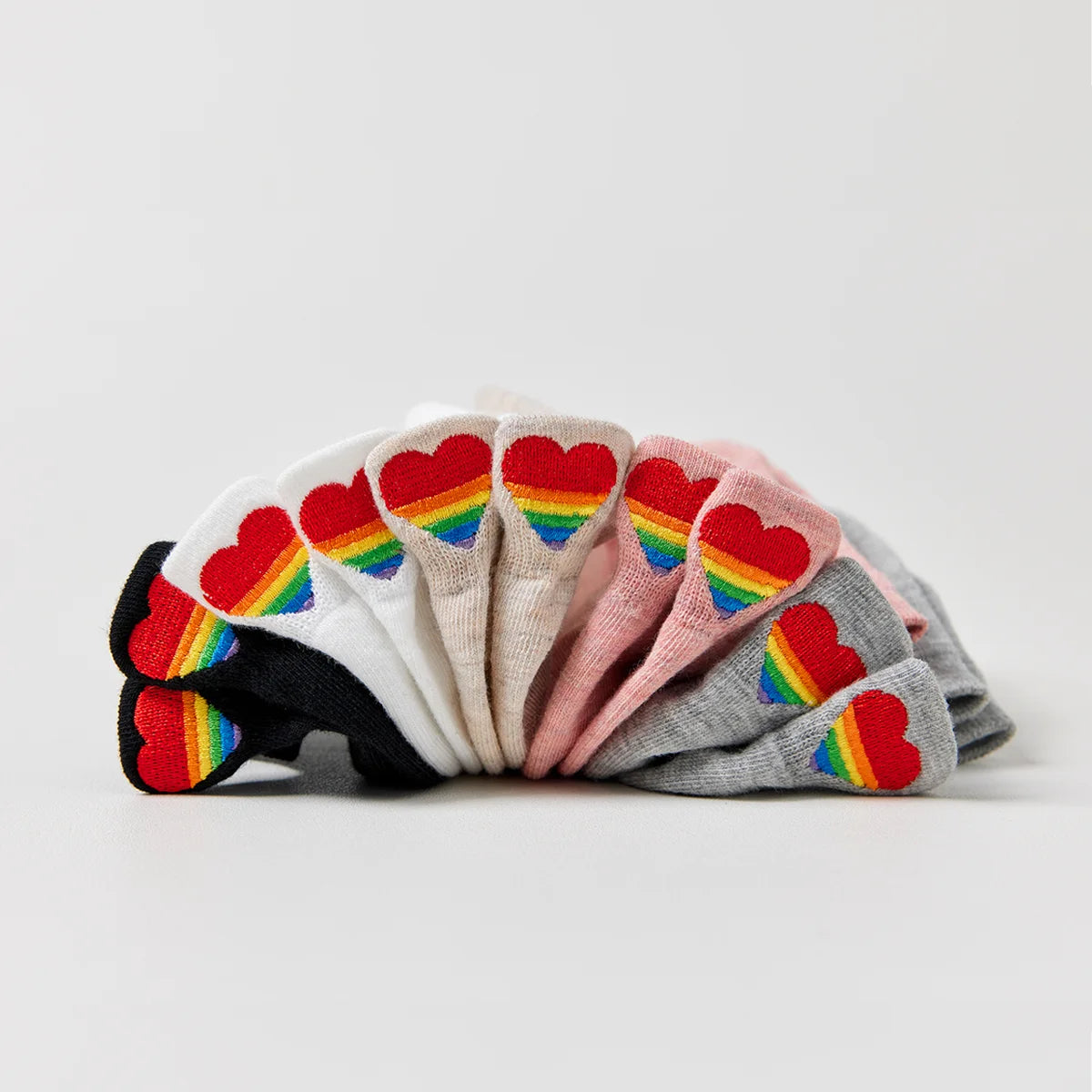 Lot de 5 chaussettes avec languette cœur arc-en-ciel.