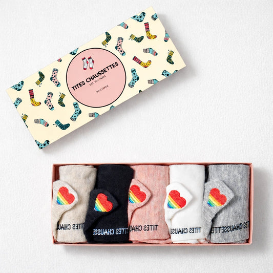 Lot de 5 chaussettes avec languette cœur arc-en-ciel.