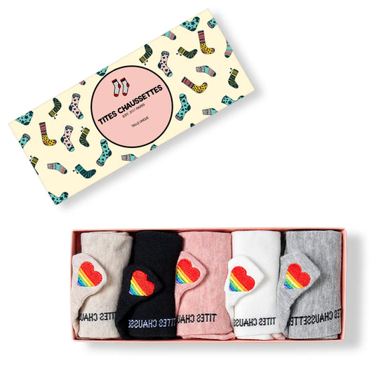 Lot de 5 chaussettes avec languette cœur arc-en-ciel.