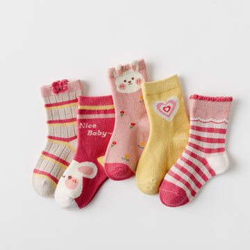 Lot de 5 chaussettes hautes fille avec motifs lapin rose mignons. Parfaites pour l’hiver, elles offrent douceur, chaleur et style dès 12 mois jusqu’à 12 ans.