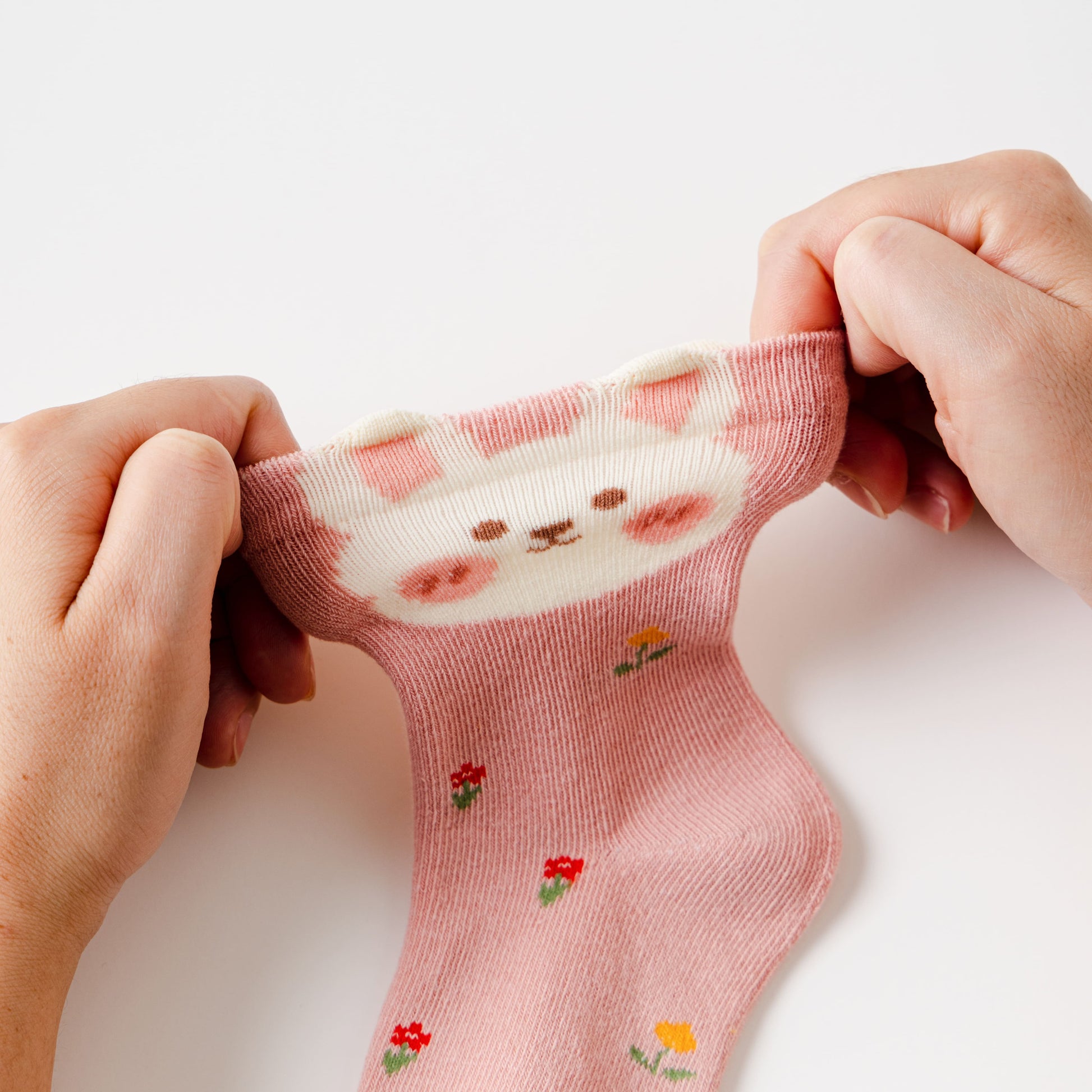 Lot de 5 chaussettes hautes fille avec motifs lapin rose mignons. Parfaites pour l’hiver, elles offrent douceur, chaleur et style dès 12 mois jusqu’à 12 ans.