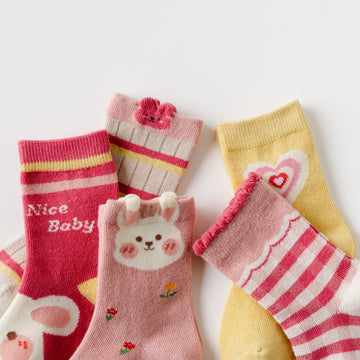 Lot de 5 chaussettes hautes fille avec motifs lapin rose mignons. Parfaites pour l’hiver, elles offrent douceur, chaleur et style dès 12 mois jusqu’à 12 ans.