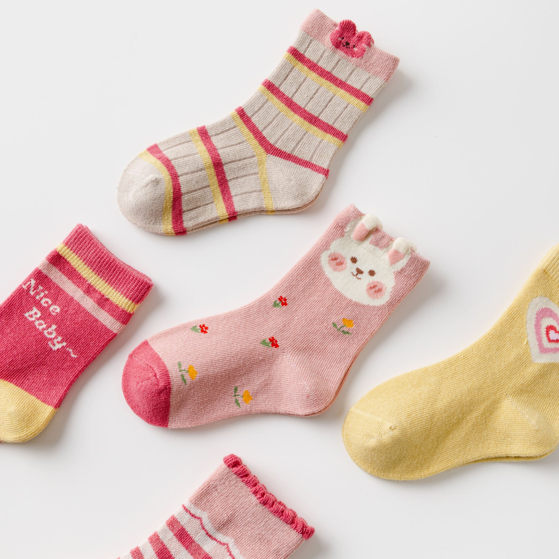 Lot de 5 chaussettes hautes fille avec motifs lapin rose mignons. Parfaites pour l’hiver, elles offrent douceur, chaleur et style dès 12 mois jusqu’à 12 ans.