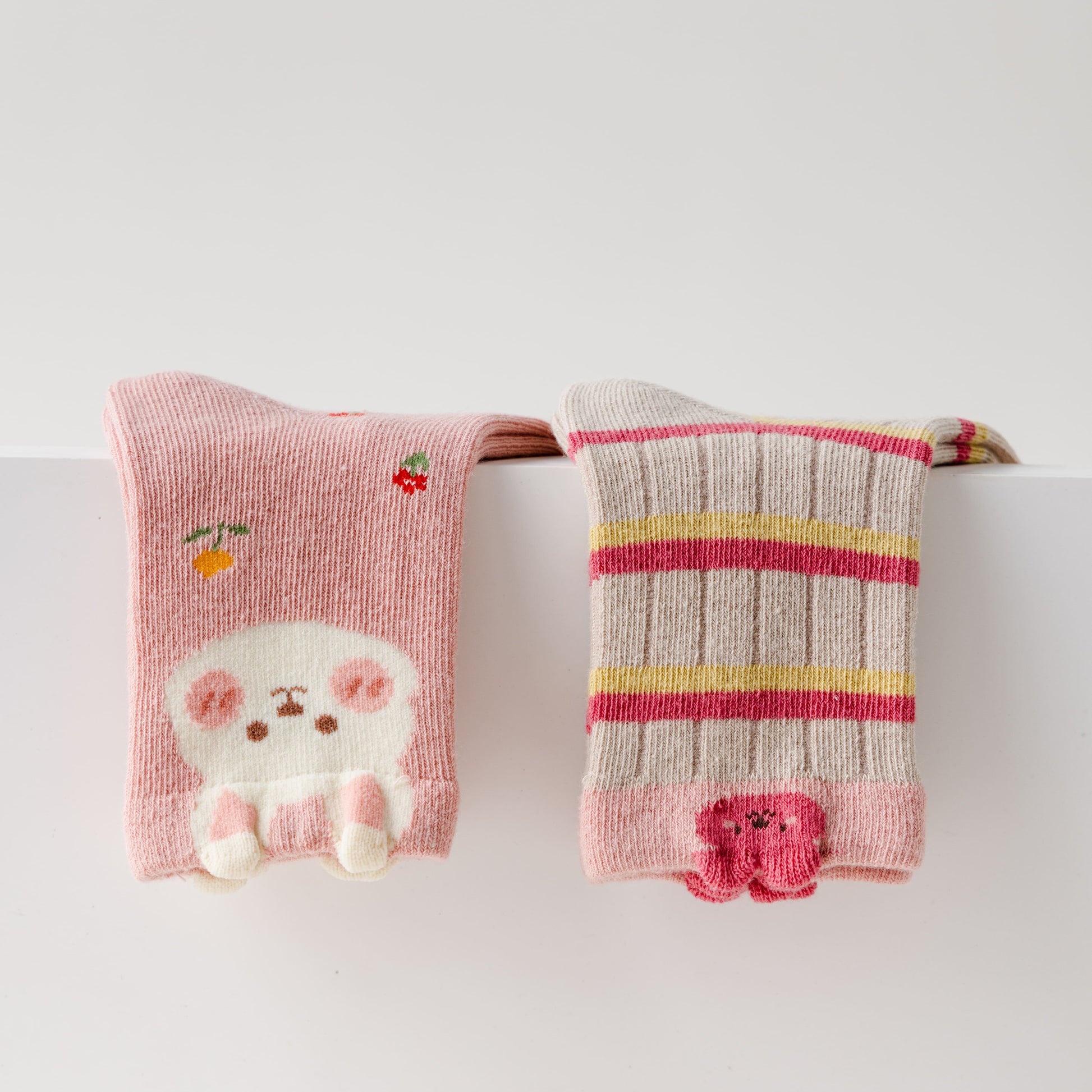 Lot de 5 chaussettes hautes fille avec motifs lapin rose mignons. Parfaites pour l’hiver, elles offrent douceur, chaleur et style dès 12 mois jusqu’à 12 ans.