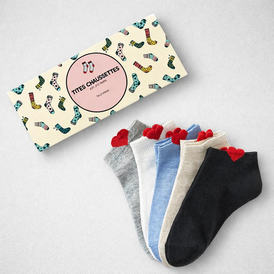 Chaussette unie avec petit cœur rouge tricoté sur le côté