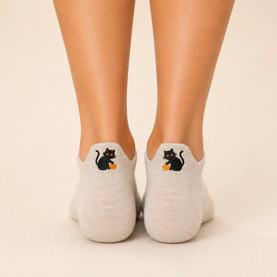 Lot de 4 chaussettes languette Halloween en coton, confortables et originales. Motifs fantôme, chat noir, Boo et Trick or Treat. Taille unique 35-41.