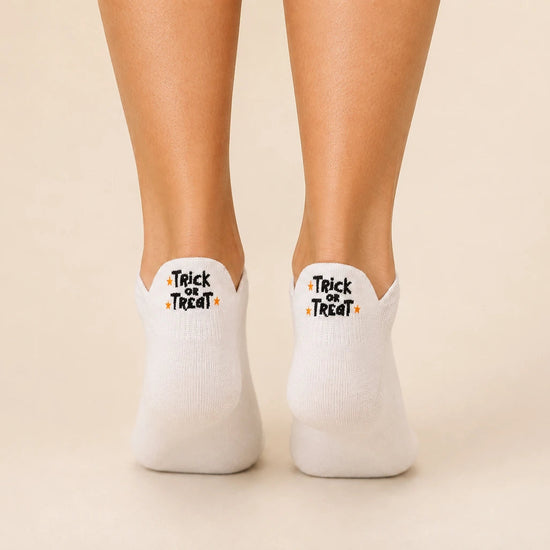 Lot de 4 chaussettes languette Halloween en coton, confortables et originales. Motifs fantôme, chat noir, Boo et Trick or Treat. Taille unique 35-41.