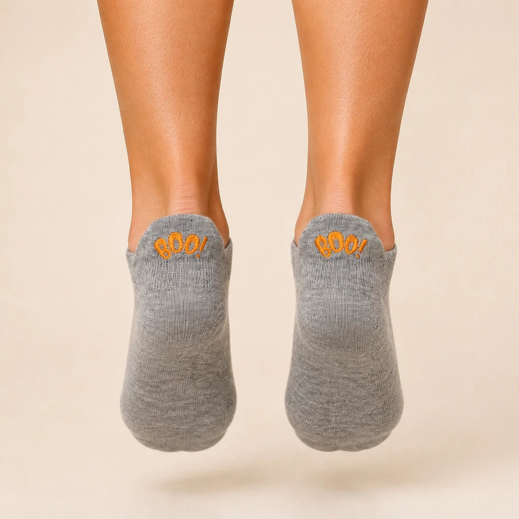 Lot de 4 chaussettes languette Halloween en coton, confortables et originales. Motifs fantôme, chat noir, Boo et Trick or Treat. Taille unique 35-41.