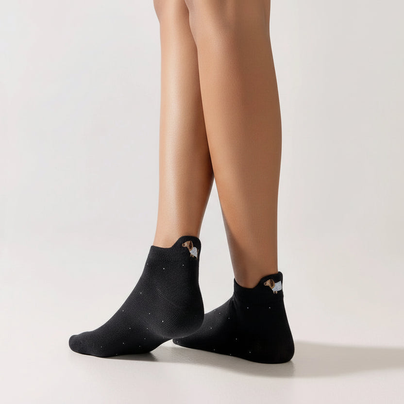Lot de 4 chaussettes basses avec broderie chien au talon. Confortables, douces et discrètes, elles s’adaptent à tous les styles. Taille 35-41.