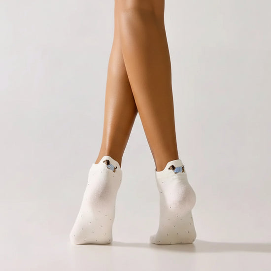 Lot de 4 chaussettes basses avec broderie chien au talon. Confortables, douces et discrètes, elles s’adaptent à tous les styles. Taille 35-41.