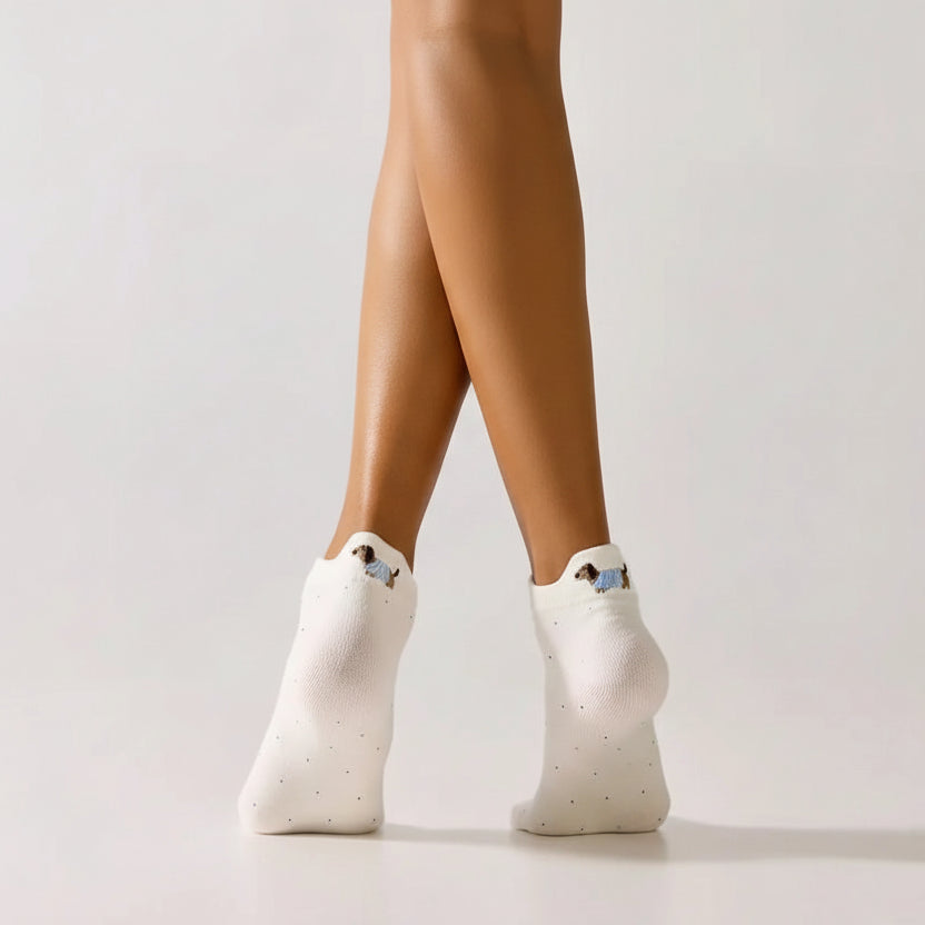 Lot de 4 chaussettes basses avec broderie chien au talon. Confortables, douces et discrètes, elles s’adaptent à tous les styles. Taille 35-41.