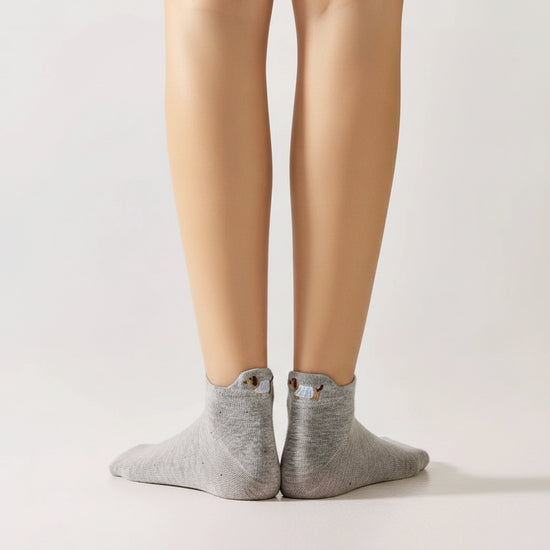 Lot de 4 chaussettes basses avec broderie chien au talon. Confortables, douces et discrètes, elles s’adaptent à tous les styles. Taille 35-41.