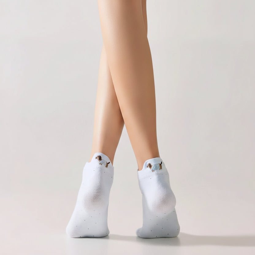 Lot de 4 chaussettes basses avec broderie chien au talon. Confortables, douces et discrètes, elles s’adaptent à tous les styles. Taille 35-41.