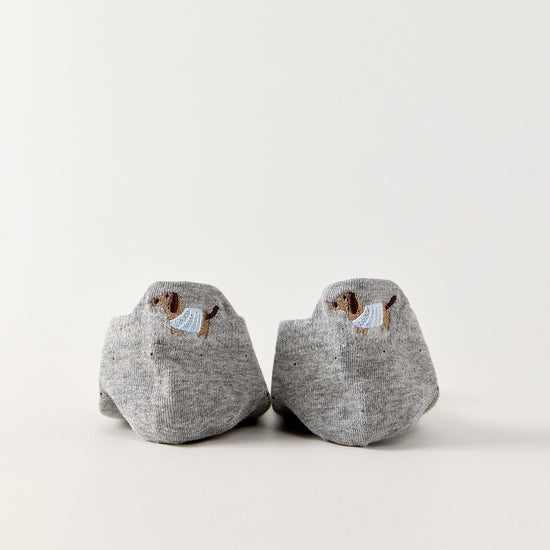 Lot de 4 chaussettes basses avec broderie chien au talon. Confortables, douces et discrètes, elles s’adaptent à tous les styles. Taille 35-41.