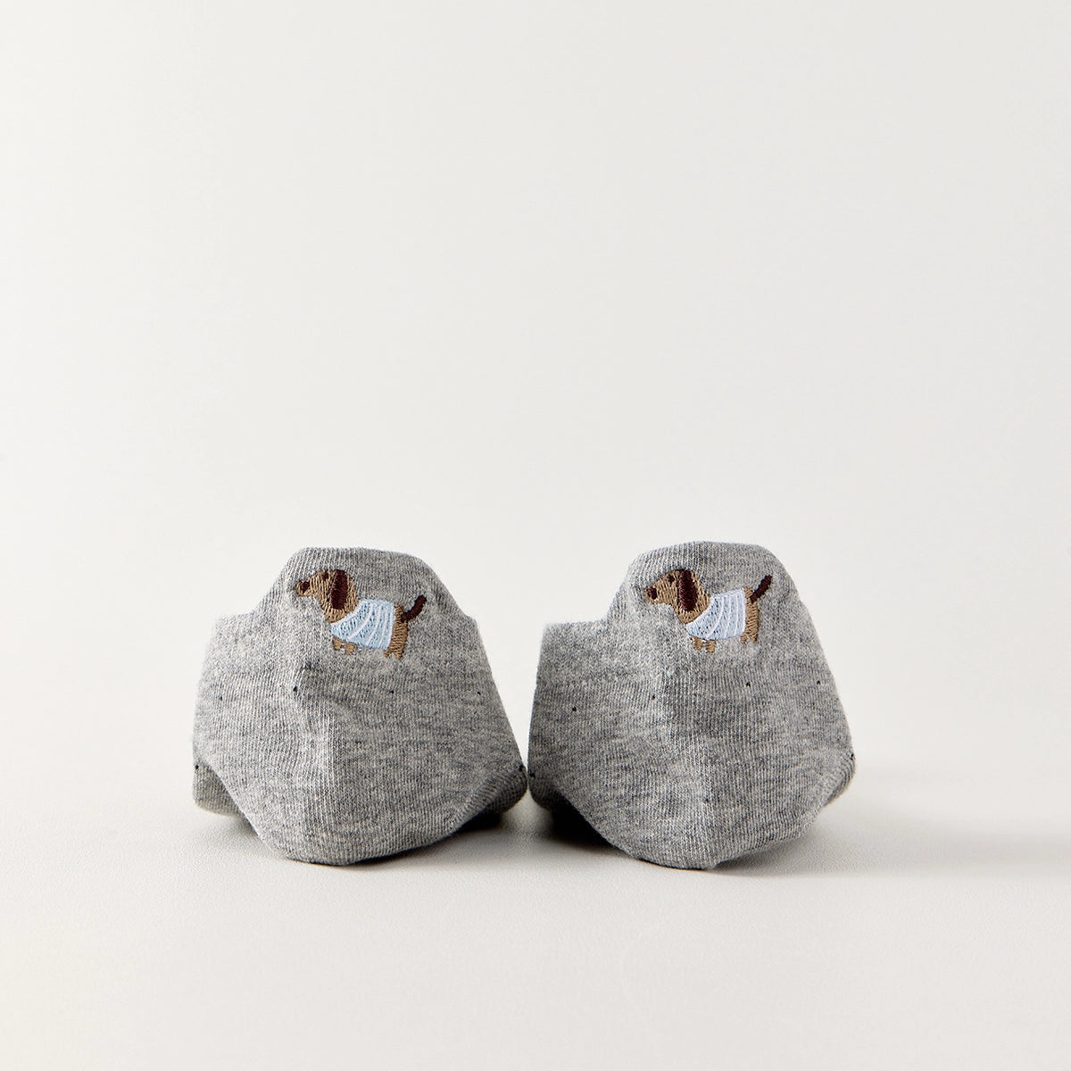 Lot de 4 chaussettes basses avec broderie chien au talon. Confortables, douces et discrètes, elles s’adaptent à tous les styles. Taille 35-41.