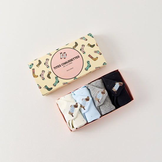 Lot de 4 chaussettes basses avec broderie chien au talon. Confortables, douces et discrètes, elles s’adaptent à tous les styles. Taille 35-41.