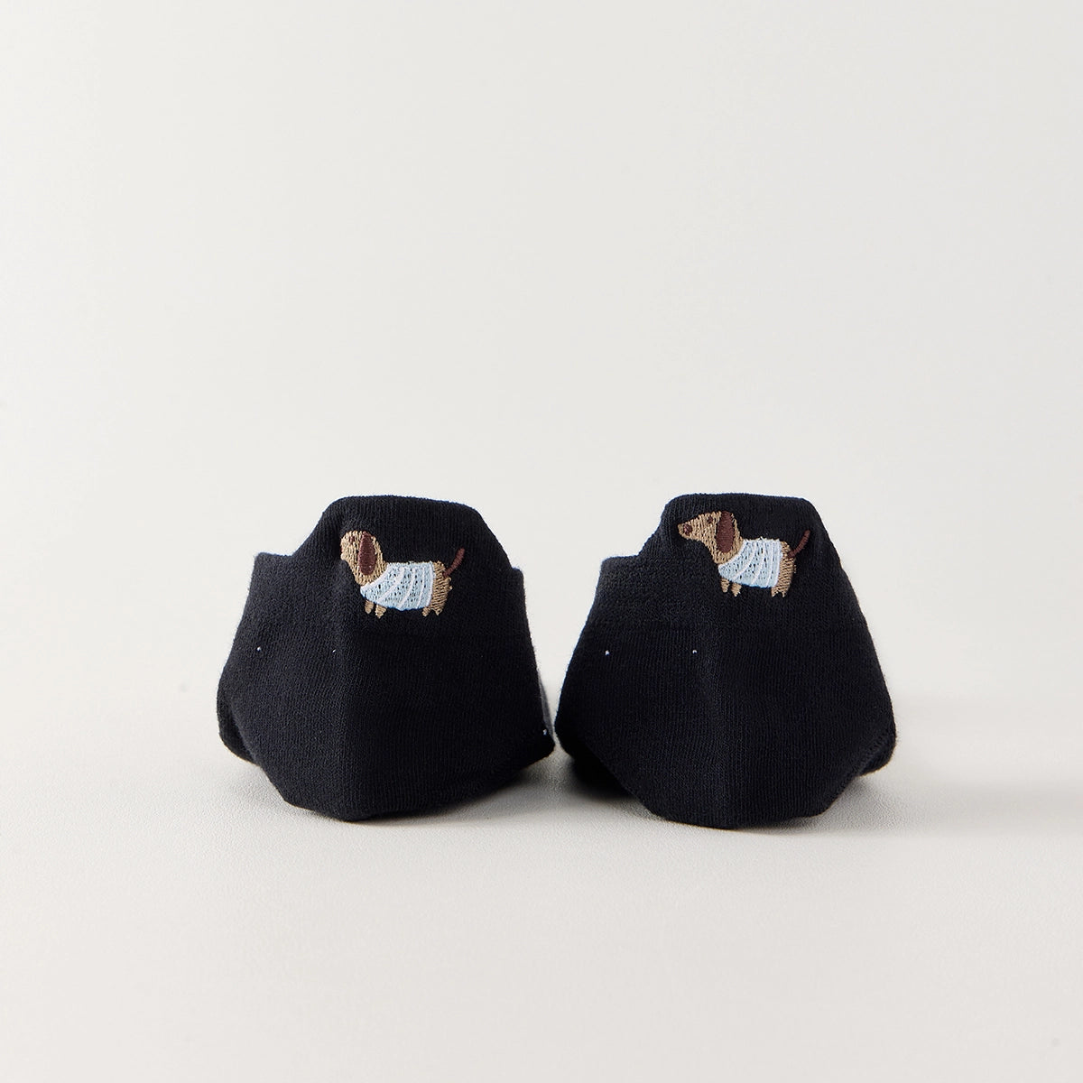 Lot de 4 chaussettes basses avec broderie chien au talon. Confortables, douces et discrètes, elles s’adaptent à tous les styles. Taille 35-41.