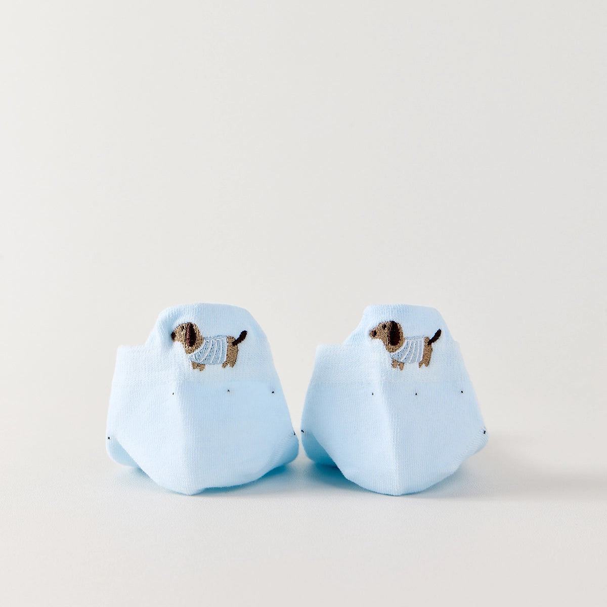 Lot de 4 chaussettes basses avec broderie chien au talon. Confortables, douces et discrètes, elles s’adaptent à tous les styles. Taille 35-41.