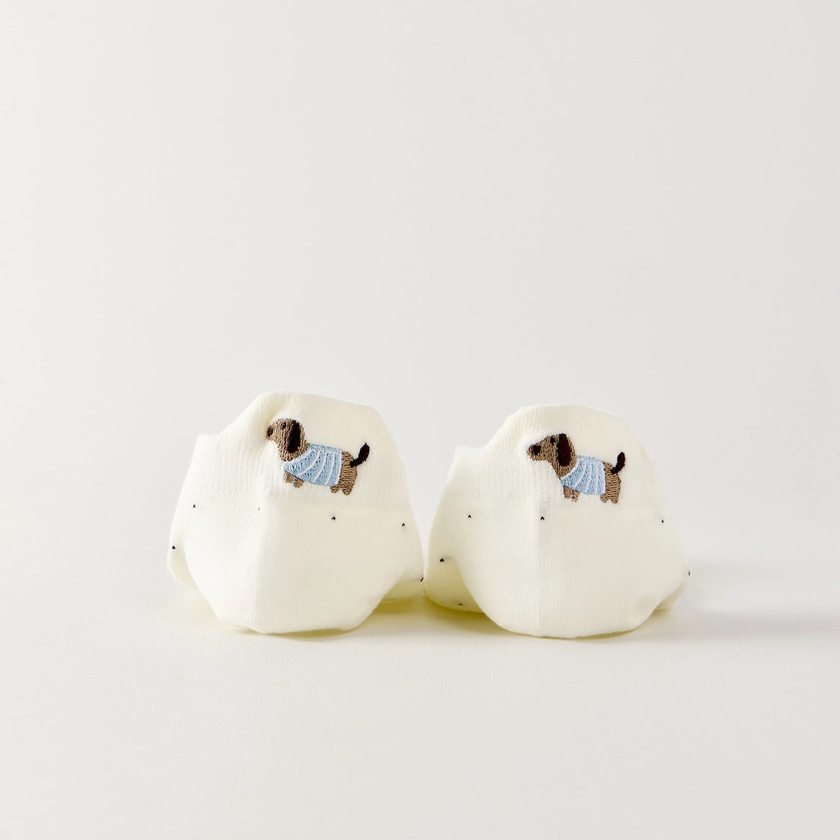 Lot de 4 chaussettes basses avec broderie chien au talon. Confortables, douces et discrètes, elles s’adaptent à tous les styles. Taille 35-41.