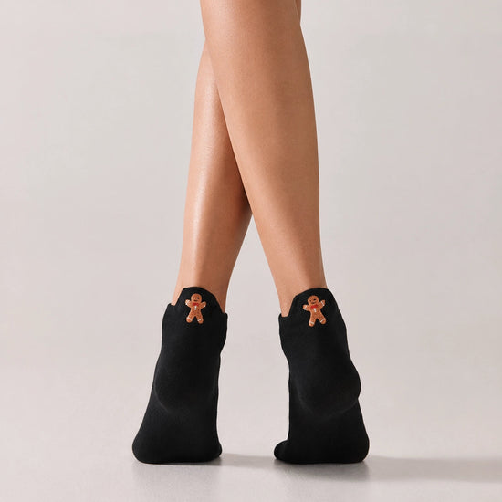 Lot de 5 chaussettes basses. Languettes brodées avec motifs de Noël : pain d'épice, sucre d'orge, teckel de Noël et message Merry Christmas (Joyeux Noël). Coloris : blanc, beige, gris chiné et noir. 