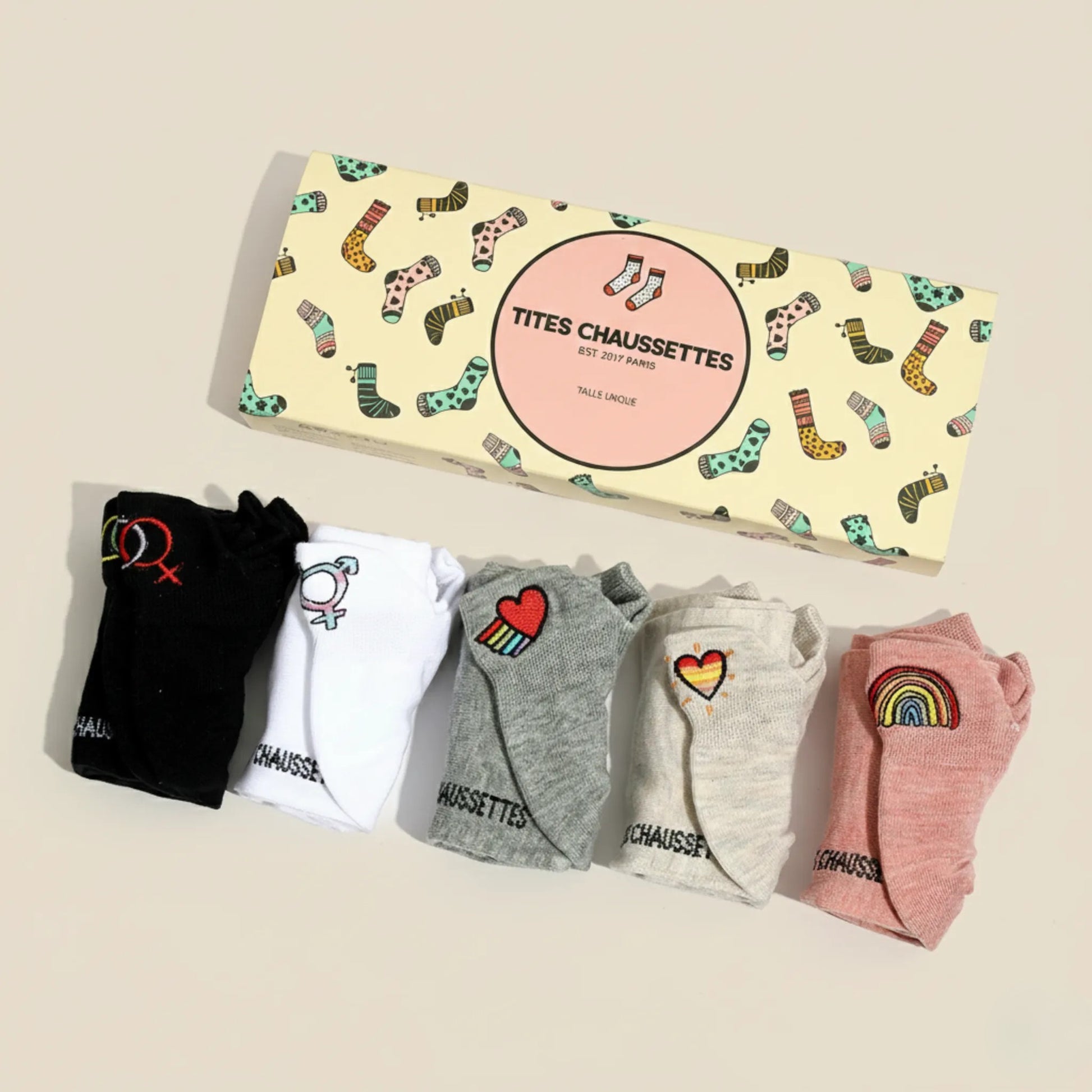 Lot de 5 chaussettes LGBT brodées aux couleurs arc-en-ciel, motifs inclusifs, confortables et douces. Taille 35-41. Style engagé et confortable.