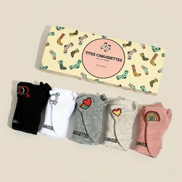Lot de 5 chaussettes LGBT brodées aux couleurs arc-en-ciel, motifs inclusifs, confortables et douces. Taille 35-41. Style engagé et confortable.