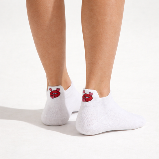 Lot de 3 chaussettes amour brodées (bouche, message, oiseaux), fond blanc, confortables et douces. Taille 35-41. Une idée cadeau pleine de tendresse.