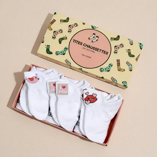 Lot de 3 chaussettes amour brodées (bouche, message, oiseaux), fond blanc, confortables et douces. Taille 35-41. Une idée cadeau pleine de tendresse.
