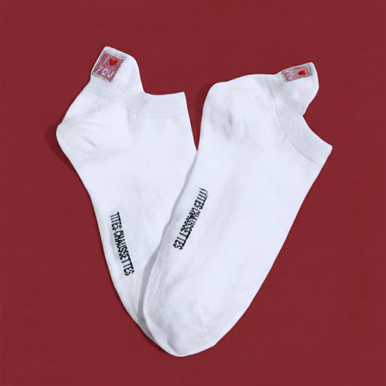 Lot de 3 chaussettes amour brodées (bouche, message, oiseaux), fond blanc, confortables et douces. Taille 35-41. Une idée cadeau pleine de tendresse.