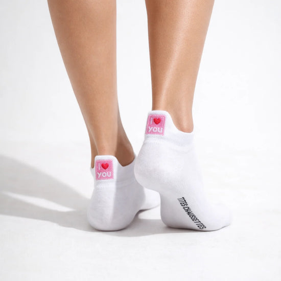 Lot de 3 chaussettes amour brodées (bouche, message, oiseaux), fond blanc, confortables et douces. Taille 35-41. Une idée cadeau pleine de tendresse.