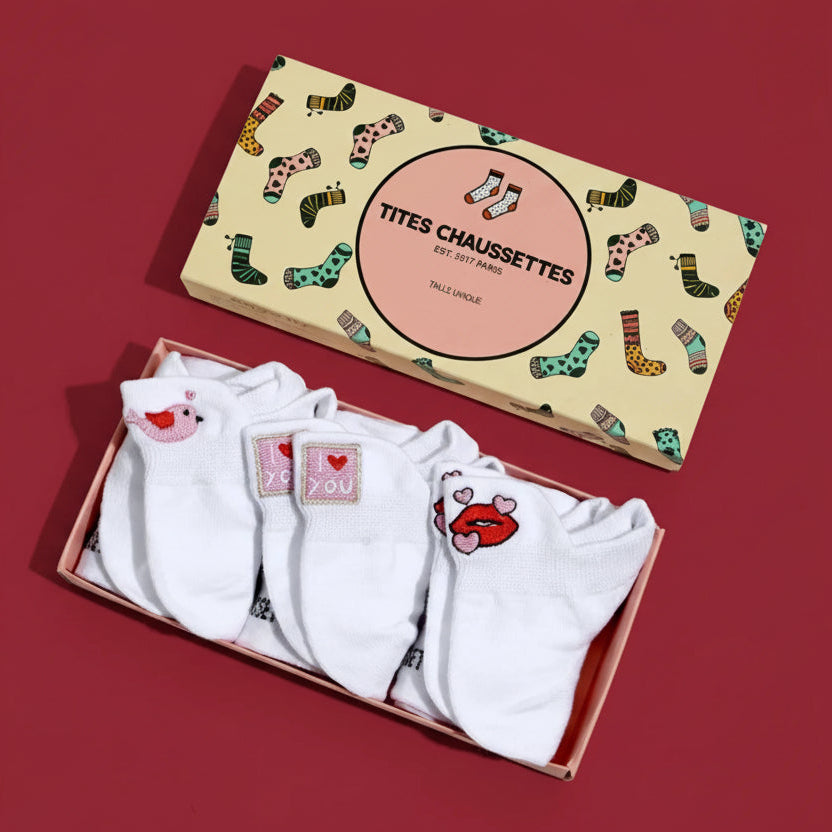 Lot de 3 chaussettes amour brodées (bouche, message, oiseaux), fond blanc, confortables et douces. Taille 35-41. Une idée cadeau pleine de tendresse.