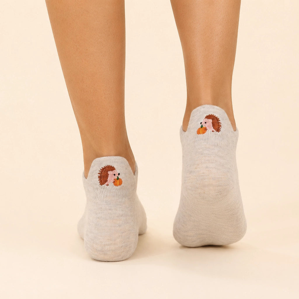 Lot de 3 chaussettes languette femme à motifs automne : hérisson, champignon et feuille. Languette anti-frottement, fond blanc, taille unique 35-41.