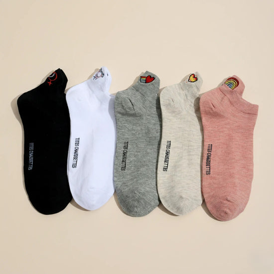 Lot de 5 chaussettes LGBT brodées aux couleurs arc-en-ciel, motifs inclusifs, confortables et douces. Taille 35-41. Style engagé et confortable.