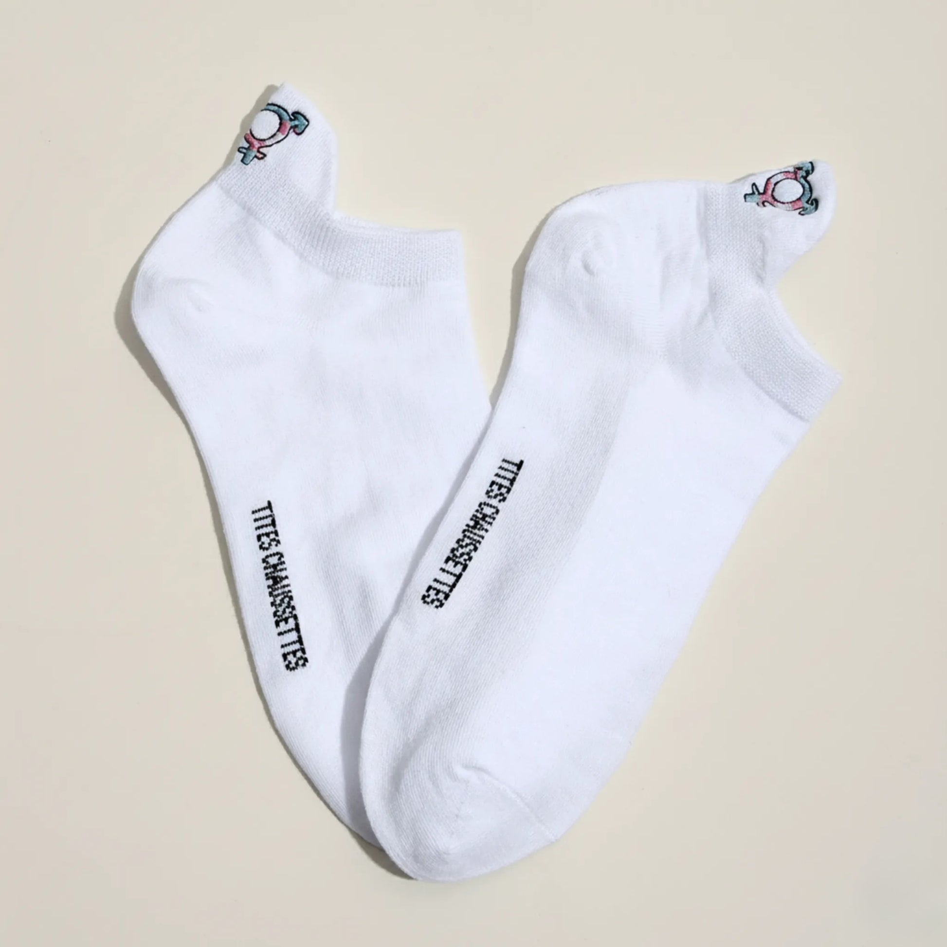 Lot de 5 chaussettes LGBT brodées aux couleurs arc-en-ciel, motifs inclusifs, confortables et douces. Taille 35-41. Style engagé et confortable.