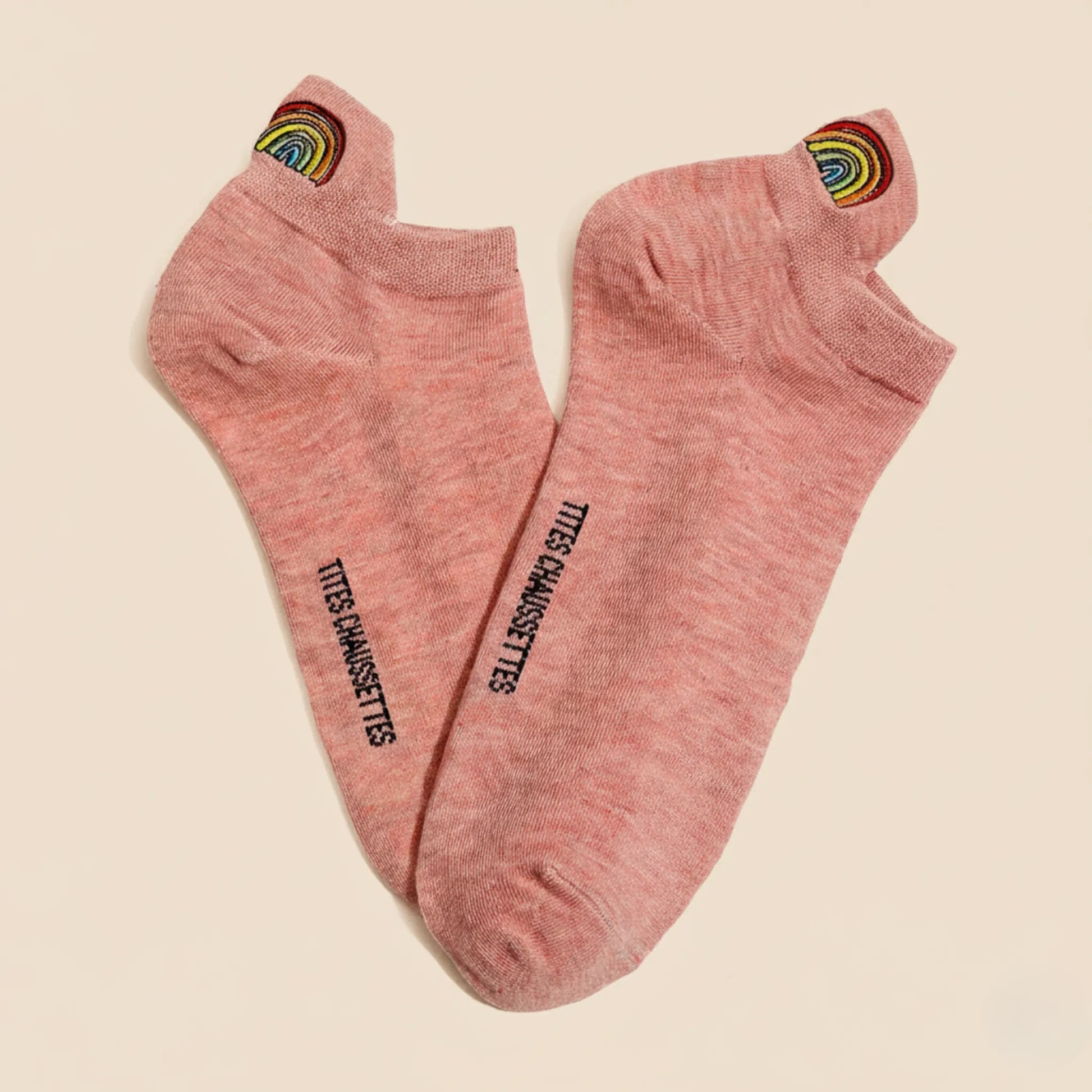 Lot de 5 chaussettes LGBT brodées aux couleurs arc-en-ciel, motifs inclusifs, confortables et douces. Taille 35-41. Style engagé et confortable.