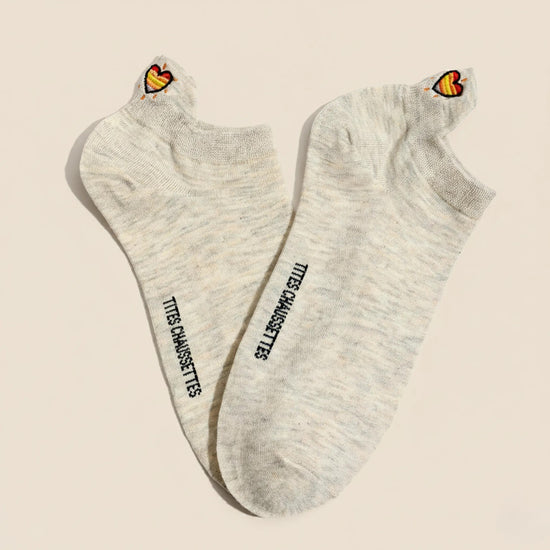 Lot de 5 chaussettes LGBT brodées aux couleurs arc-en-ciel, motifs inclusifs, confortables et douces. Taille 35-41. Style engagé et confortable.