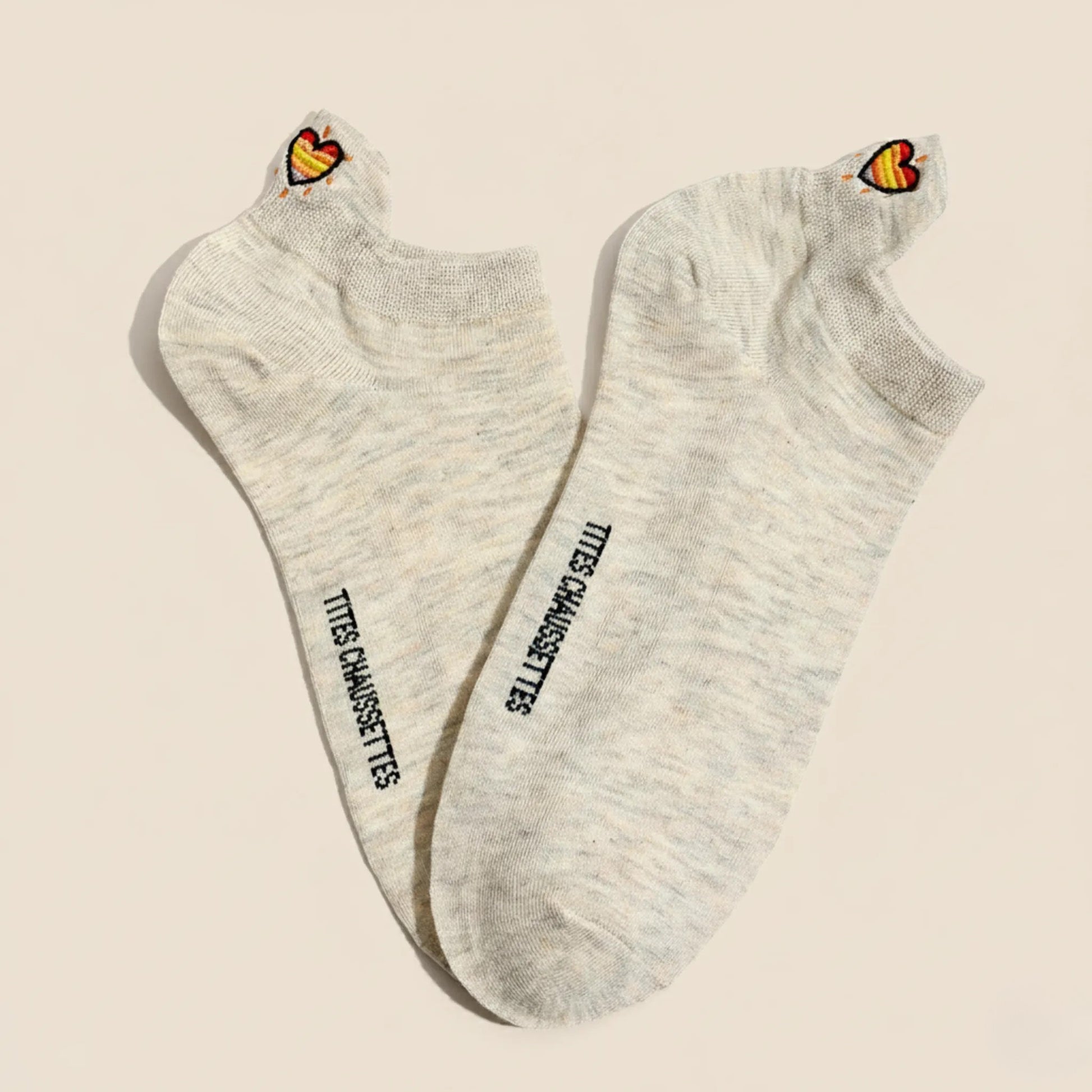 Lot de 5 chaussettes LGBT brodées aux couleurs arc-en-ciel, motifs inclusifs, confortables et douces. Taille 35-41. Style engagé et confortable.