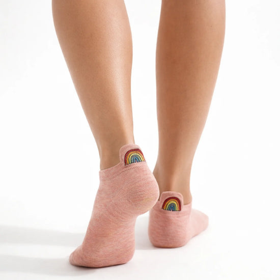 Lot de 5 chaussettes LGBT brodées aux couleurs arc-en-ciel, motifs inclusifs, confortables et douces. Taille 35-41. Style engagé et confortable.