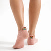 Lot de 5 chaussettes LGBT brodées aux couleurs arc-en-ciel, motifs inclusifs, confortables et douces. Taille 35-41. Style engagé et confortable.