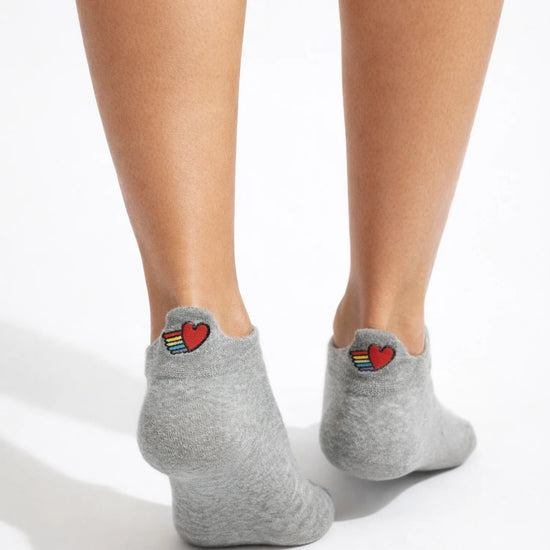 Lot de 5 chaussettes LGBT brodées aux couleurs arc-en-ciel, motifs inclusifs, confortables et douces. Taille 35-41. Style engagé et confortable.