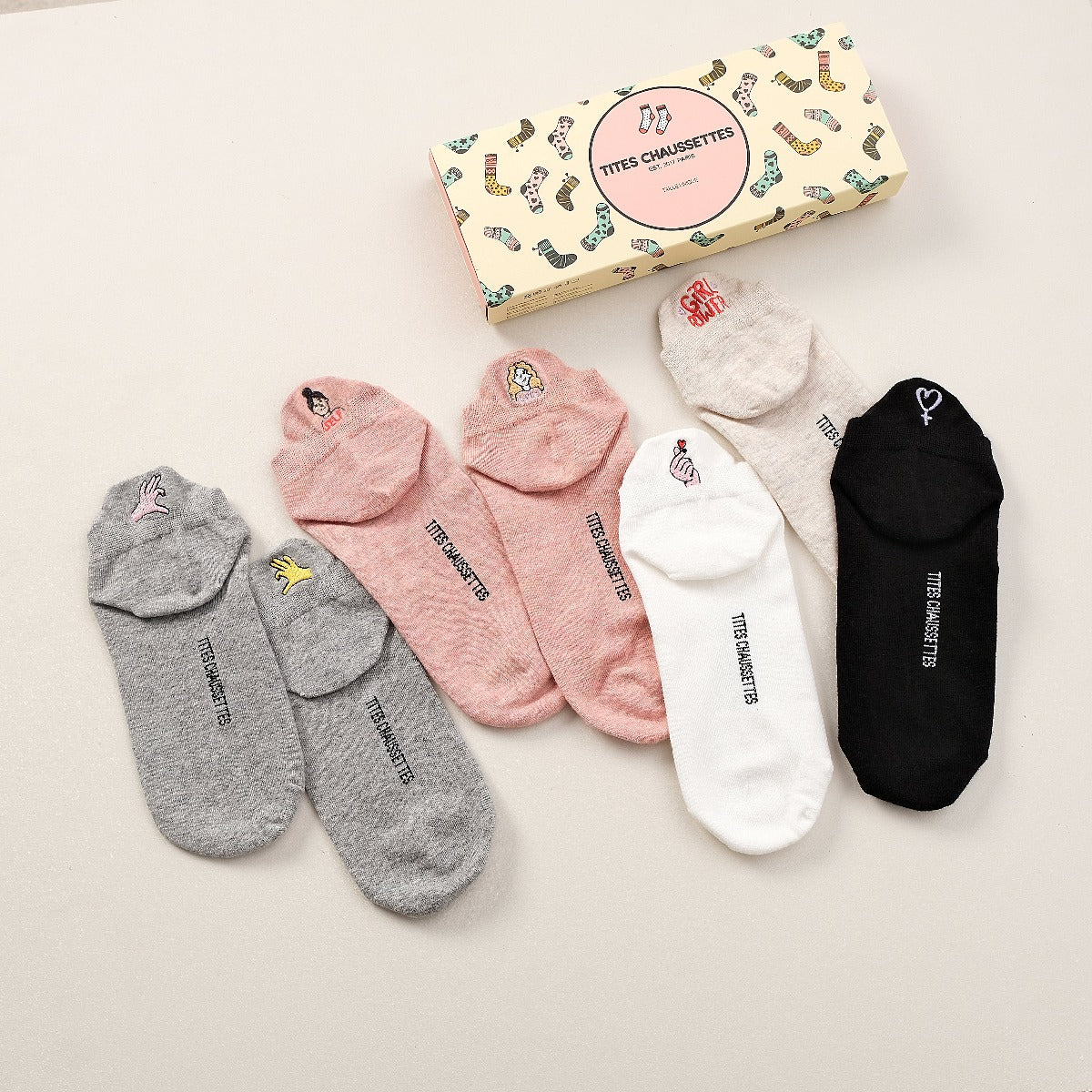 Lot de 5 chaussettes femme à languette avec broderies sororité. Symboles Girl Power, cœur-mains, féminin. Taille 35-41. Douces, confortables, engagées.