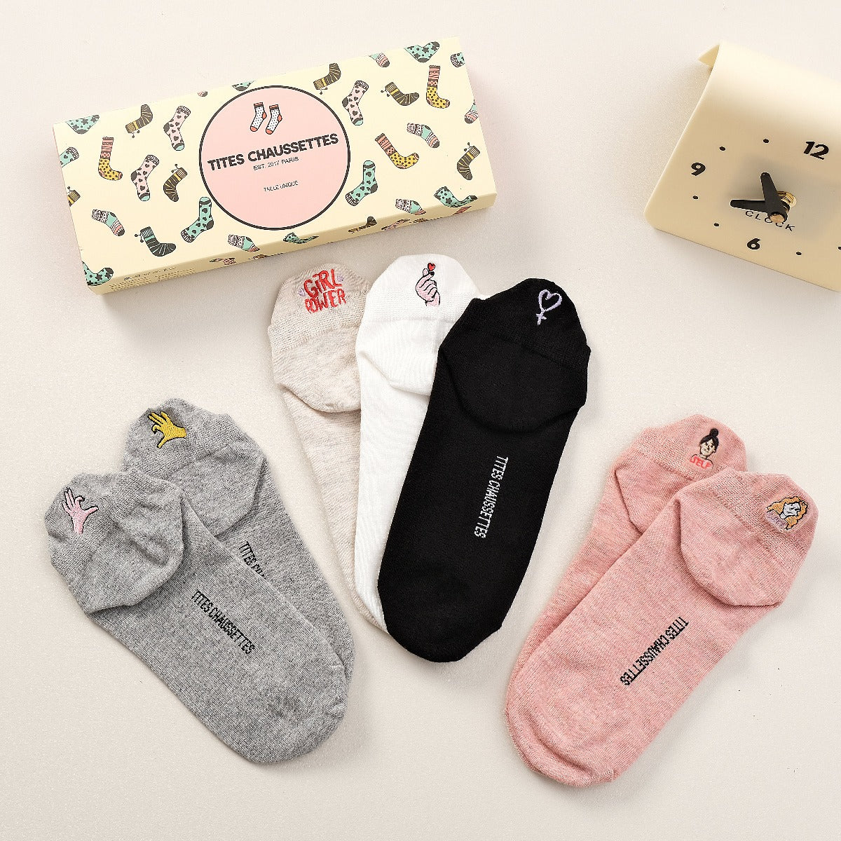 Lot de 5 chaussettes femme à languette avec broderies sororité. Symboles Girl Power, cœur-mains, féminin. Taille 35-41. Douces, confortables, engagées.