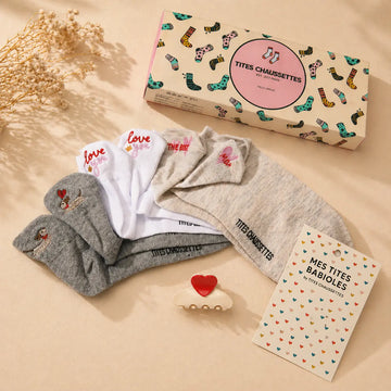 Coffret Fête des Mères : 3 chaussettes fantaisie + pince cœur. Cadeau original, édition limitée, confortable et prêt à offrir. Idéal pour maman.