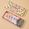 Coffret Fête des Mères : 3 chaussettes fantaisie + pince cœur. Cadeau original, édition limitée, confortable et prêt à offrir. Idéal pour maman.