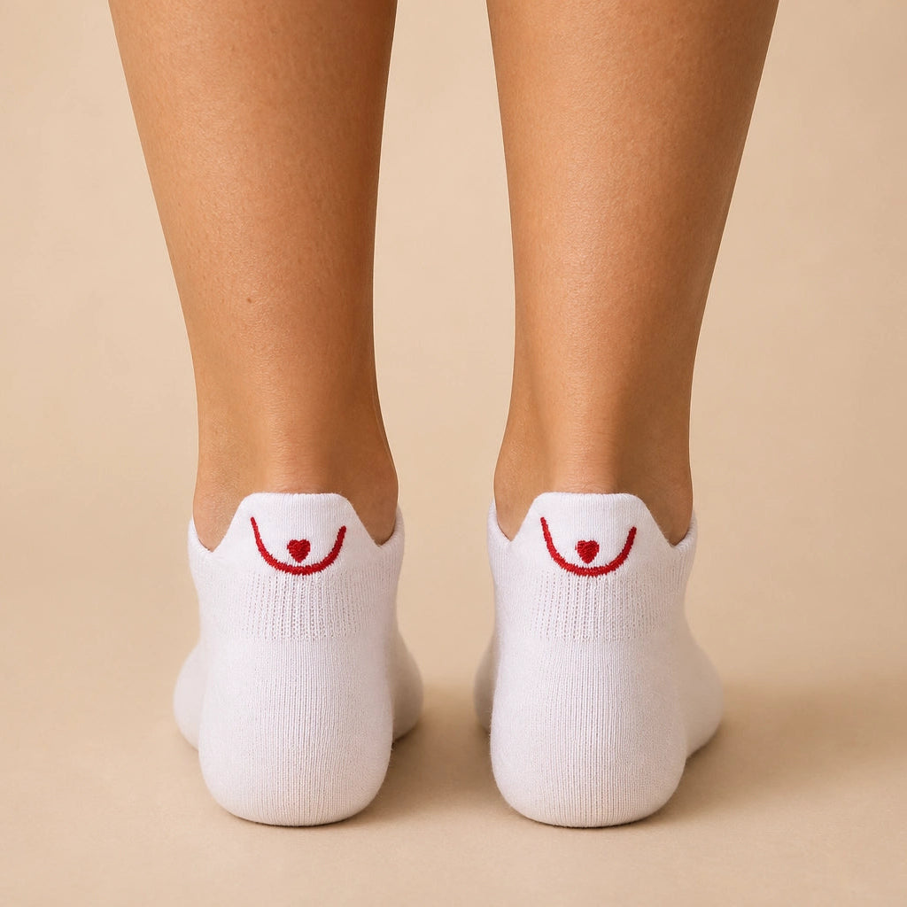 Lot de 3 chaussettes languette Octobre Rose. 20 % des ventes reversés à Ruban Rose. Chaussettes solidaires, confortables et brodées de symboles engagés.